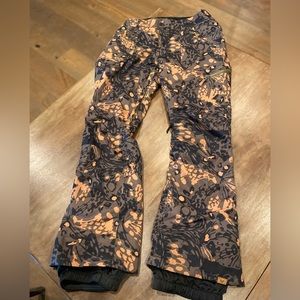 Roxy ski pants L super cute! I’d say fits like a M-L